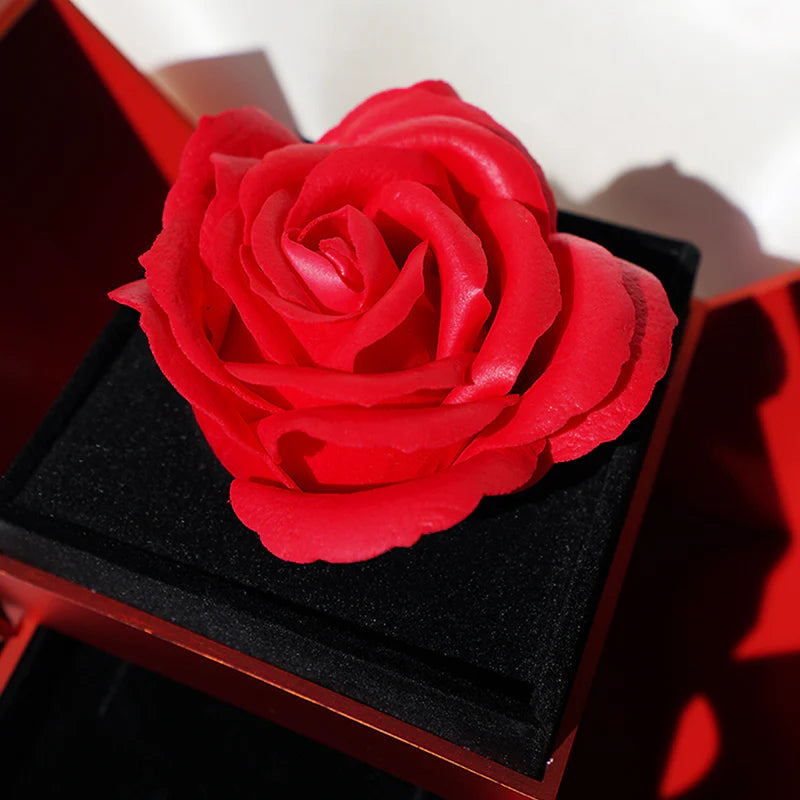 Collar trébol de 4 hojas y caja con rosa eterna